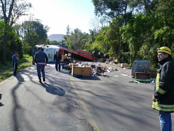 Carreta tomba entre Farroupilha e São Vendelino - foto 3
