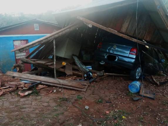 Um acidente de trânsito foi registrado no final da tarde desta segunda-feira, 19, em Três Passos. Por volta das 17h30, duas crianças foram atropeladas por um veículo VW Gol, na rua José Luiz Rhoden