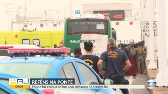 Por volta das 9h, o sequestrador foi baleado por um atirador de elite