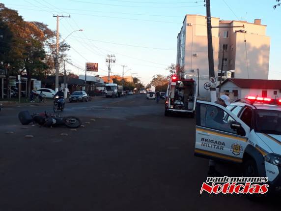 Moto e carro colidiram na Rua Horizontina