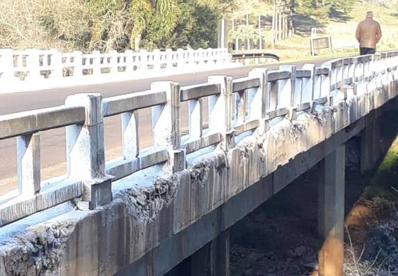 Veículo se desgovernou e caiu no rio Urubuquaru, na BR-285. Cinco pessoas foram retiradas, entre elas, uma mulher grávida e duas crianças