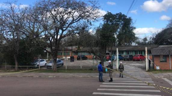 Homem ataca alunos com machadinha em escola de Charqueadas - foto 4