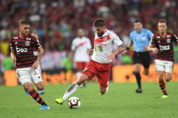 Bruno Henrique, no segundo tempo, marcou duas vezes para os cariocas