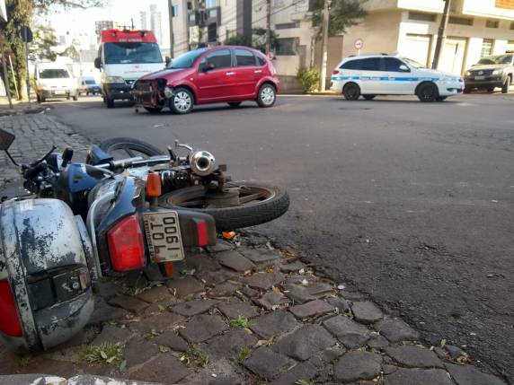 Condutor fica ferido em colisão entre carro e moto em Passo Fundo - foto 2