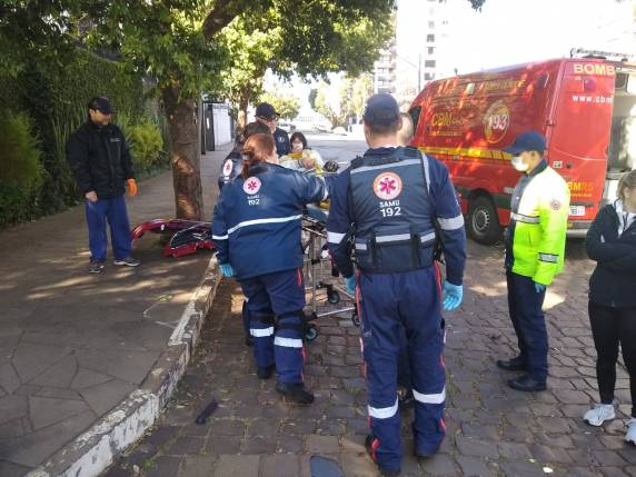 Condutor fica ferido em colisão entre carro e moto em Passo Fundo - foto 4