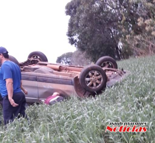 Saída de pista seguida de capotamento na BR 472 em Três de Maio - foto 2