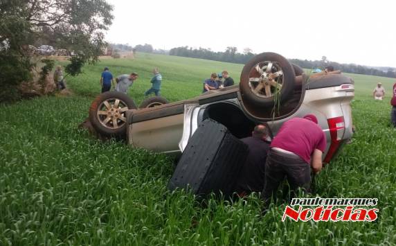 Saída de pista seguida de capotamento na BR 472 em Três de Maio - foto 3