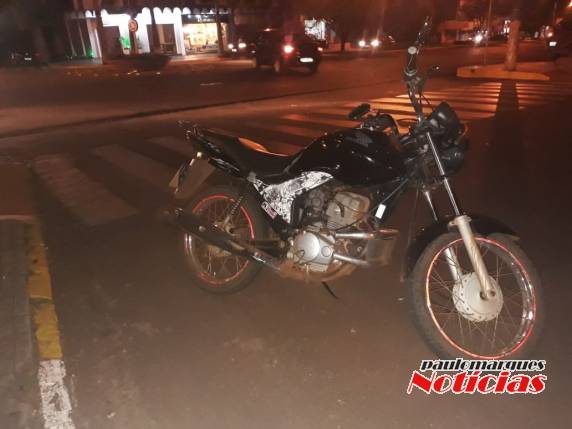 Acidente envolve carro e moto na rótula da Praça da Matriz, em Três de Maio - foto 2