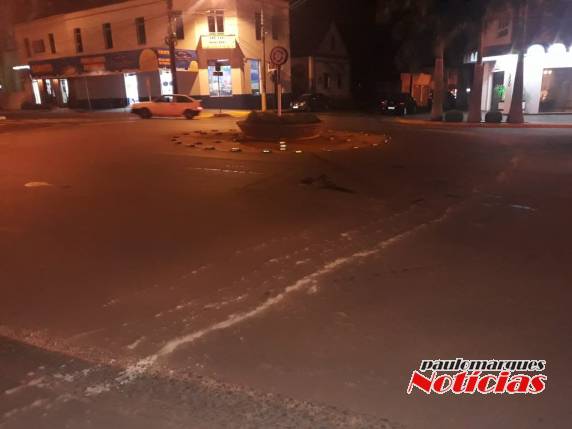 Acidente envolve carro e moto na rótula da Praça da Matriz, em Três de Maio - foto 4