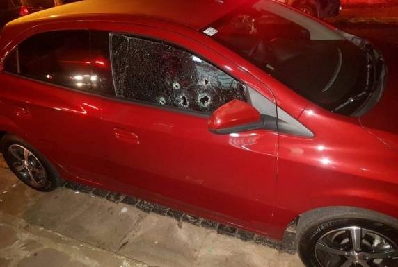 Mulher foi baleada, mas sobreviveu e contou à polícia que marido disparou contra ela, conforme delegada que atendeu o caso. Homem levou mulher ao hospital informando ter sido vítima de um assalto