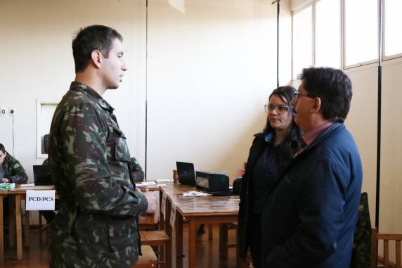 Copatti esteve presente no início dos trabalhos recepcionando a Comissão e os jovens três-maienses alistados