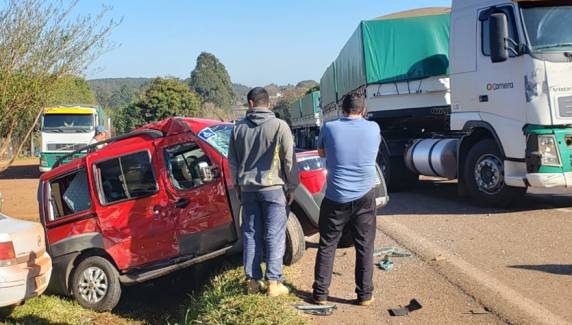 Condutor fica ferido em acidente entre Doblô e carreta próximo ao trevo de São Luiz Gonzaga - foto 2