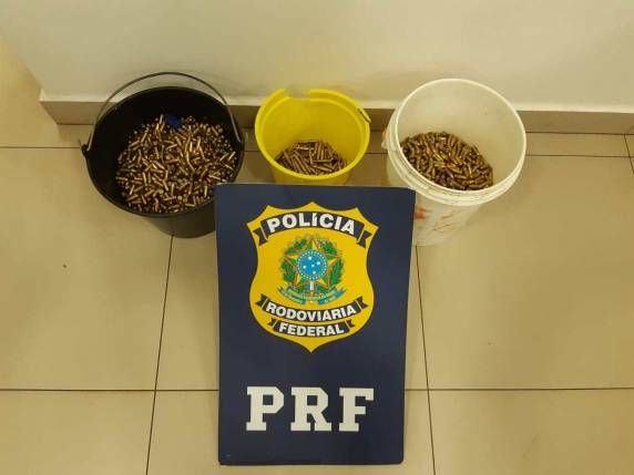 Projéteis estavam colados ao corpo de dois passageiros; apreendido na BR-277 em Cascavel (PR), arsenal seguiria para Curitiba