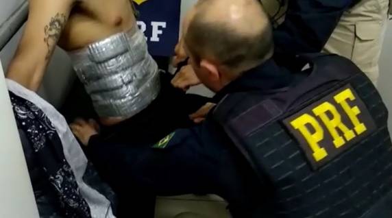 Projéteis estavam colados ao corpo de dois passageiros; apreendido na BR-277 em Cascavel (PR), arsenal seguiria para Curitiba
