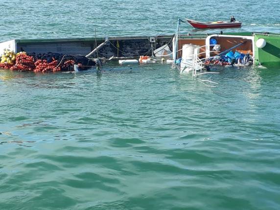 Segundo o Corpo de Bombeiros Voluntários, embarcação naufragou após bater em pedras entre a Ilha dos Piratas e a Ilha da Paz, em São Francisco do Sul