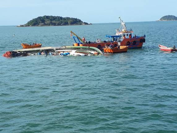 Barco pesqueiro naufraga com 16 tripulantes no Norte de Santa Catarina - foto 2