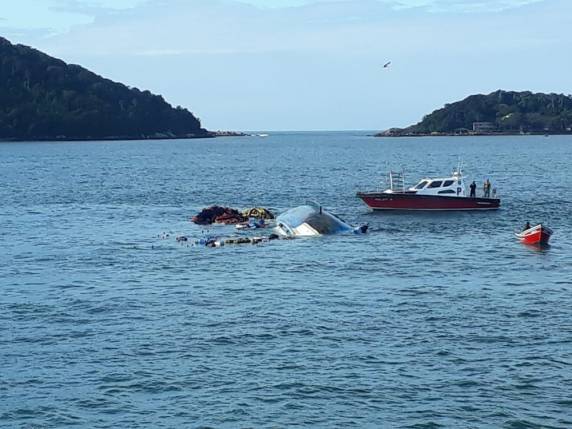 Barco pesqueiro naufraga com 16 tripulantes no Norte de Santa Catarina - foto 3