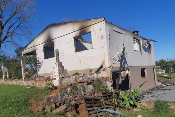 Por meio de campanha iniciada nas redes sociais, pai, mãe e um casal de irmãos já receberam doações de roupas e cobertores, mas ainda em número insuficiente