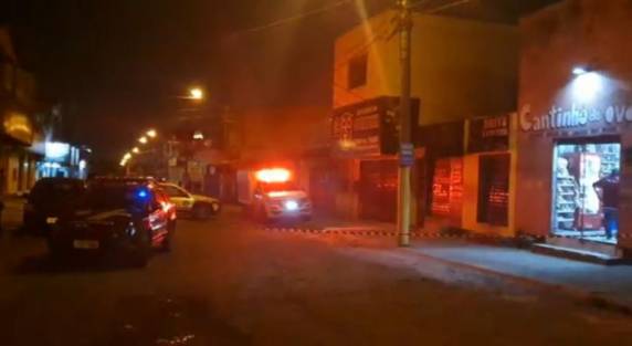 Segundo a Brigada Militar, criminosos abriram fogo contra grupo que confraternizava na rua