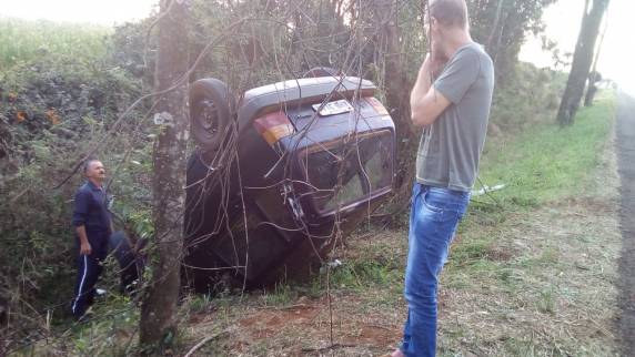Um veículo Uno, placas de Campo Novo, foi encontrado capotado às margens da BR 468, Km 64, em Esquina Boa Vista, Campo Novo