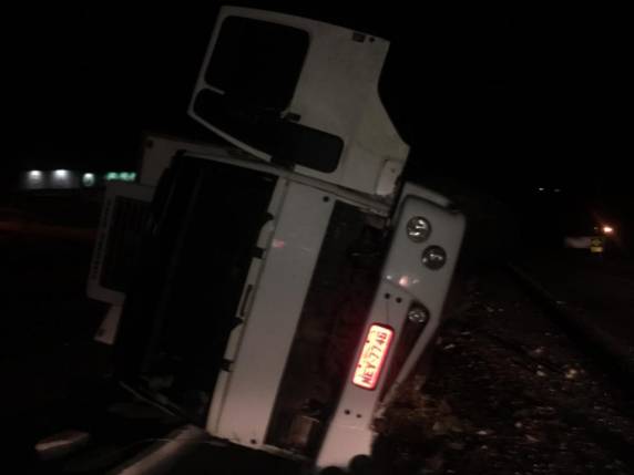 Condutor acreditou que havia uma segunda pista no trecho e tentou dar passagem para um carro; como não havia, o veículo foi parar às margens da rodovia