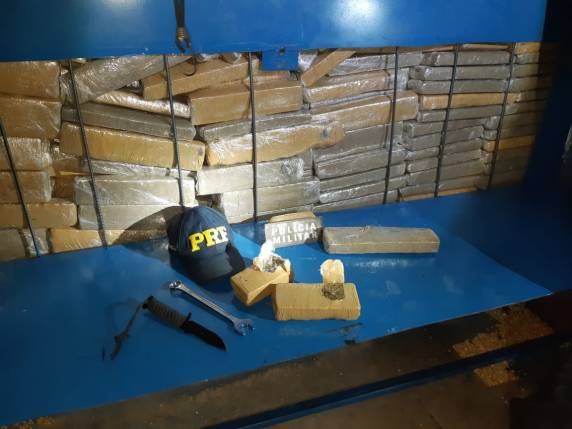 Ação conjunta PRF, PM e Civil apreende 230 kg de maconha e uma pistola na BR 282 em Campos Novos - foto 2