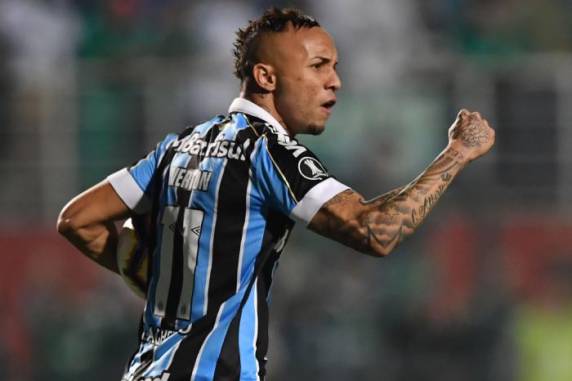 Equipe de Renato Portaluppi ganhou por 2 a 1, no Pacaembu, com gols de Everton e Alisson
