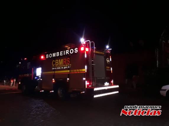 Bombeiros combatem incêndio em residência, em Três de Maio - foto 3