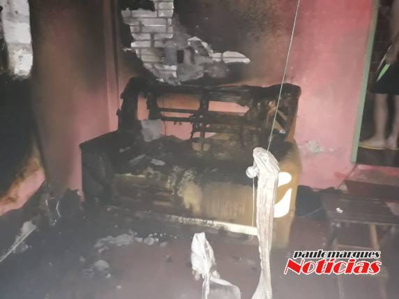 Bombeiros combatem incêndio em residência, em Três de Maio - foto 2