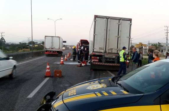 Colisão traseira entre dois caminhões provoca uma morte na BR 101 em Imbituba - foto 2