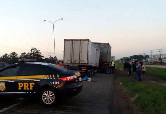Colisão traseira entre dois caminhões provoca uma morte na BR 101 em Imbituba - foto 3