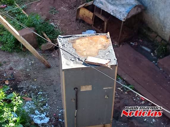 A panela foi esquecida cozinhando alimento no fogão a gás