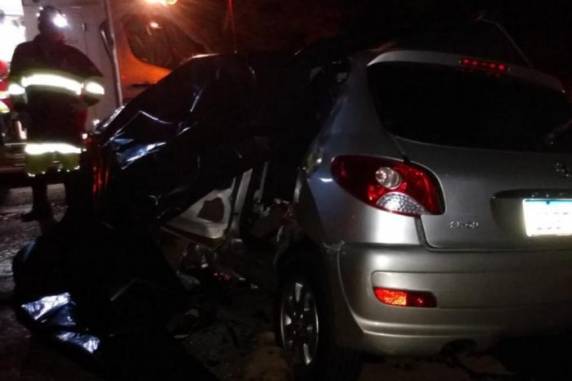 Colisão entre dois veículos ocorreu no km 236,4 da rodovia; vítimas não foram identificadas