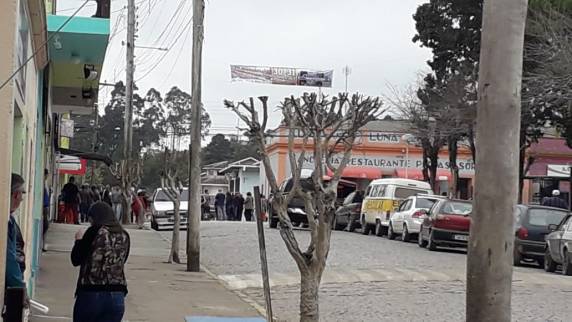 Quadrilha assalta banco em Santana da Boa Vista, faz cordão humano e foge com reféns - foto 2