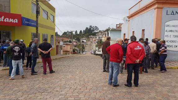 Quadrilha assalta banco em Santana da Boa Vista, faz cordão humano e foge com reféns - foto 3
