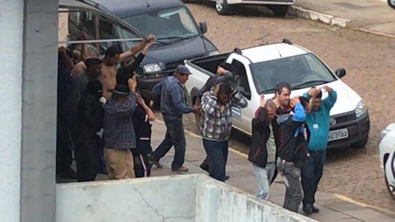 Polícia faz bloqueios em estradas da região em busca dos criminosos