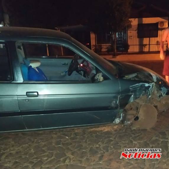 Motorista abandona veículo depois de bater em duas árvores, em Três de Maio - foto 3