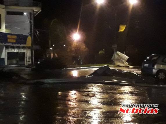 Forte temporal atingiu Três de Maio na madrugada deste sábado - foto 2