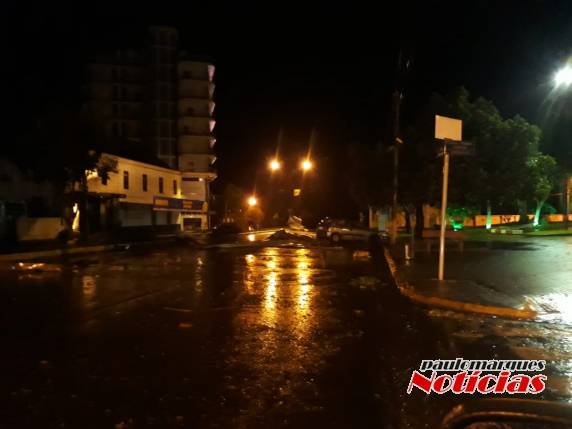 Forte temporal atingiu Três de Maio na madrugada deste sábado - foto 3