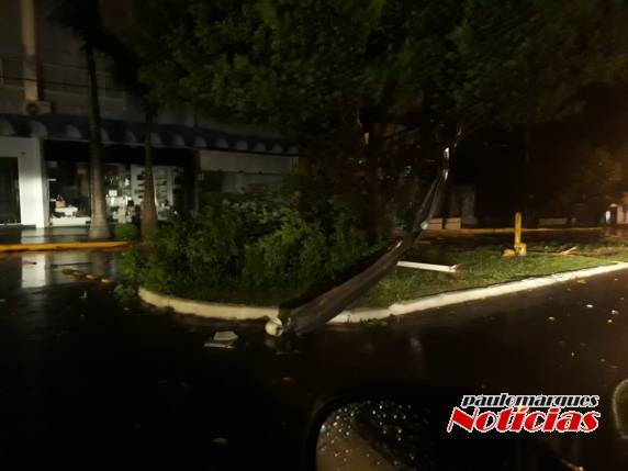 Forte temporal atingiu Três de Maio na madrugada deste sábado - foto 5
