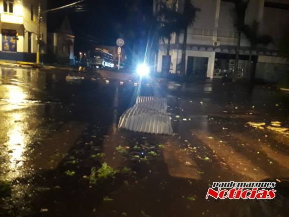 Forte temporal atingiu Três de Maio na madrugada deste sábado - foto 4