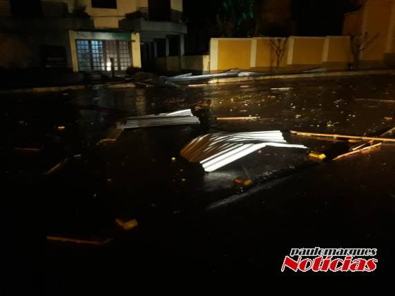 Forte temporal atingiu Três de Maio na madrugada deste sábado - foto 6