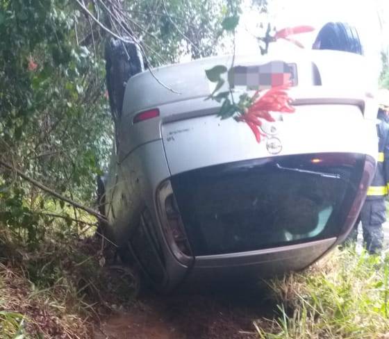 Mulher escapa ilesa depois de capotar veículo na RS 342 em Ijuí - foto 2