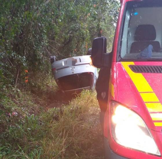 Mulher escapa ilesa depois de capotar veículo na RS 342 em Ijuí - foto 3