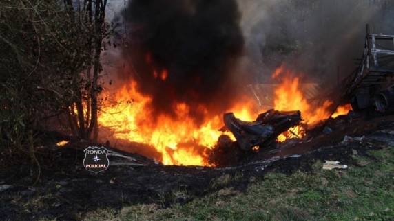 Carreta incendeia após engavetamento e três pessoas morrem carbonizadas - foto 3