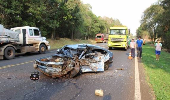 Carreta incendeia após engavetamento e três pessoas morrem carbonizadas - foto 4