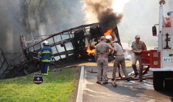Carreta incendeia após engavetamento e três pessoas morrem carbonizadas - foto 2