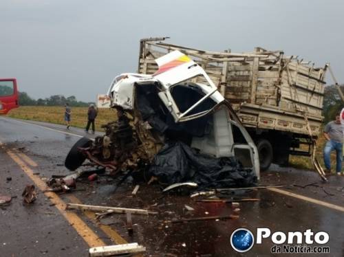 Colisão frontal ocorreu na manhã deste sábado