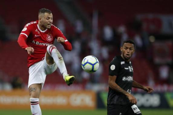 Uruguaio, que não marcava desde 3 de abril, fechou o placar no Beira-Rio