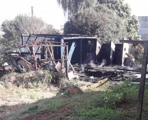VÍDEO; casa é consumida por incêndio em Ijuí - foto 2
